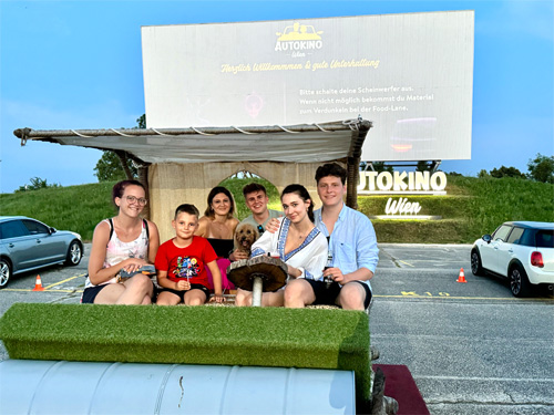 Warten auf Kinoprogramm für Kinder im Autokino Wien