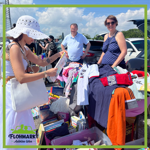 Foto Flohmarkt Autokino, Besucher kauft bei Aussteller