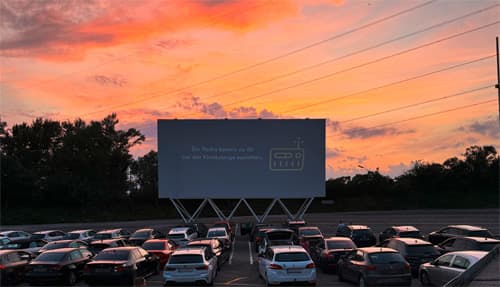 Baby ins Kino Wien mitnehmen. Ganz einfach im Autokino Mit Baby ins Kino? Besuch uns bequem im Autokino