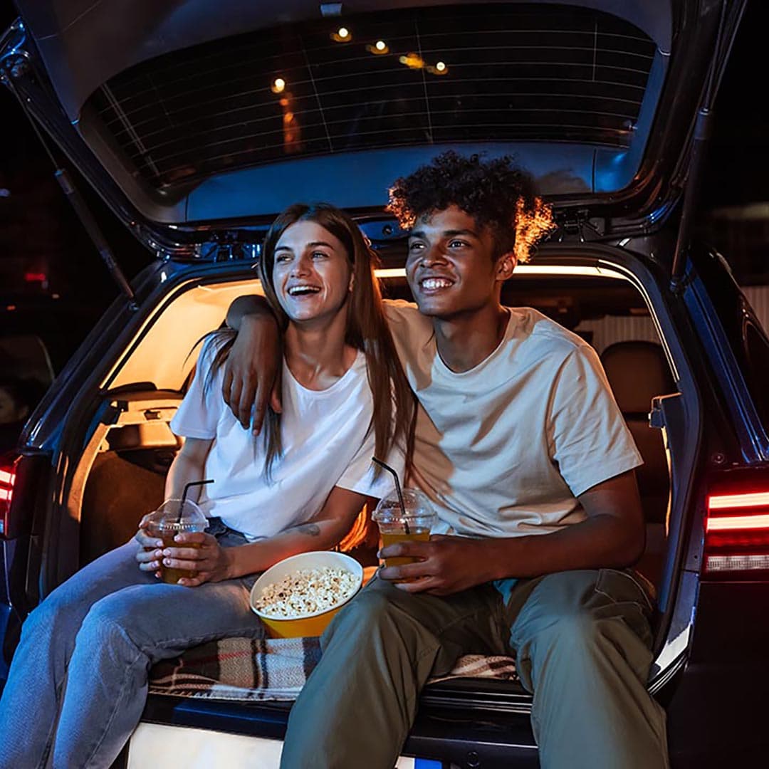 bestes-kino-erlebnis-autokino-wien 2-glueckliche-kino-kunden