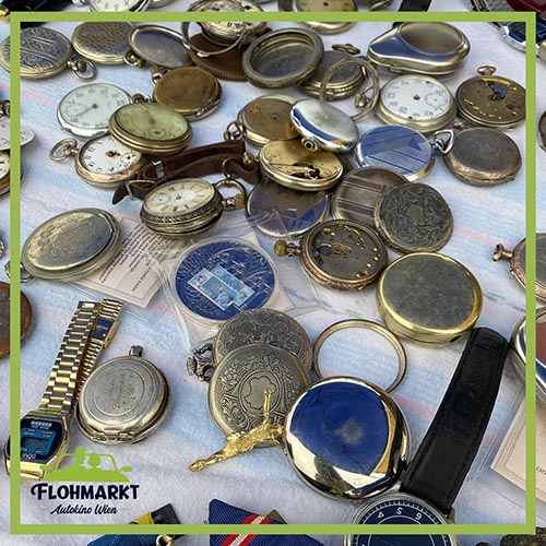 Antike Uhren. Ordentlicher Flohmarktstand