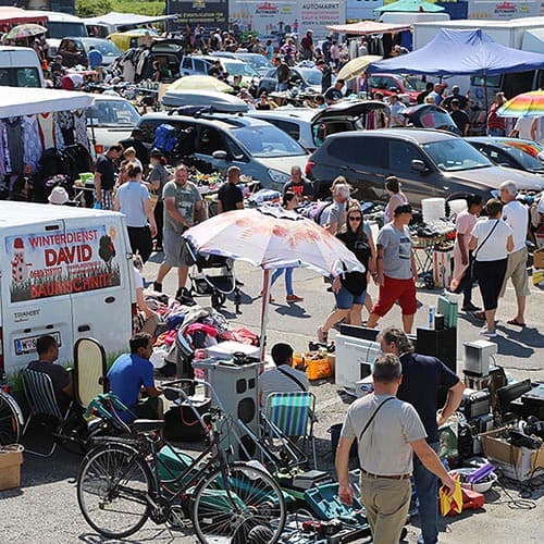 Viele Flohmarktbesucher im Autokino Foto von gut besuchten Flohmarkttag im Autokino