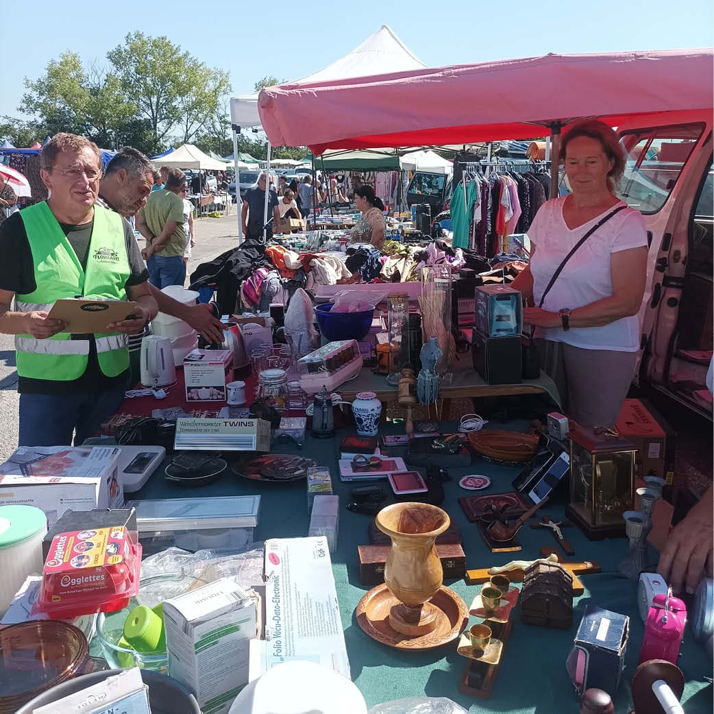 Flohmarktplatz reservieren Nette Aussteller am Flohmartkstand