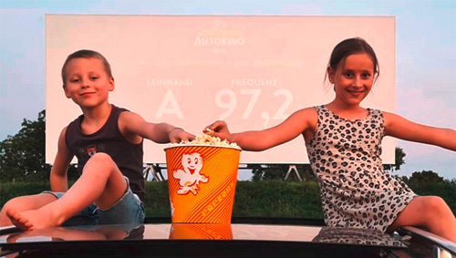 Happy Kinder im Kino Wien Autokino. Warten auf Kinderfilm