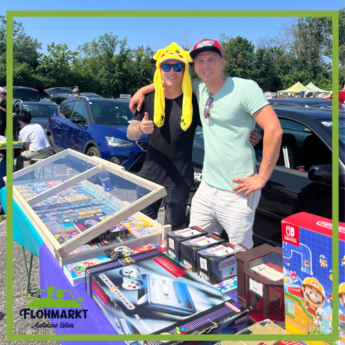 Foto von jungen Aussteller am Flohmarkt im Autokino. Gut organisiert + haben Spaß