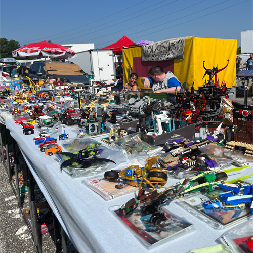 Kunde beim Flohmarkttisch leihen