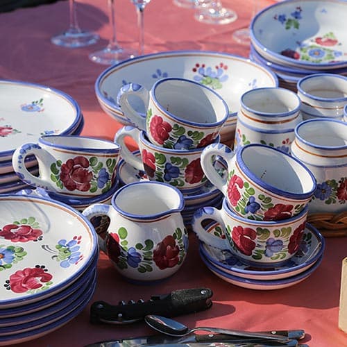Stilvolles Geschirr am Flohmarkt, nett gestaltet Porzellangeschirr Flohmarkt. Nett gestaltet