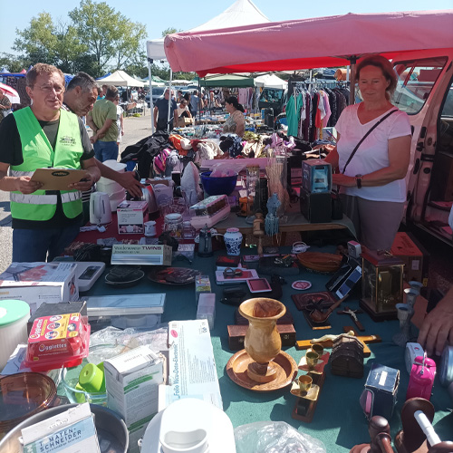 Flohmarkt Mitarbeiter mit Checkliste mit Kunden