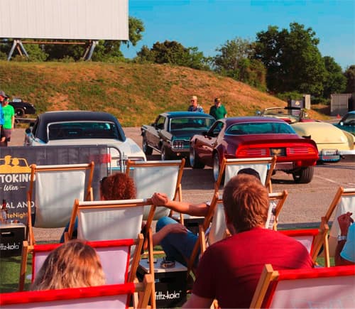 Sommerkino Wien. Einzigartiges Kinoerlebnis unter Sternen Gemuetlich im Liegestuhl. Das Sommer Kino Erlebnis in Wien im Autokino