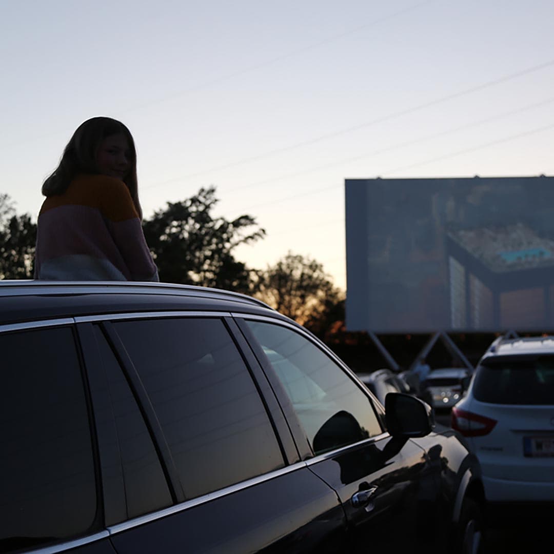 sonneuntergang-autokino-wien maedchen-auto-autokino-wien