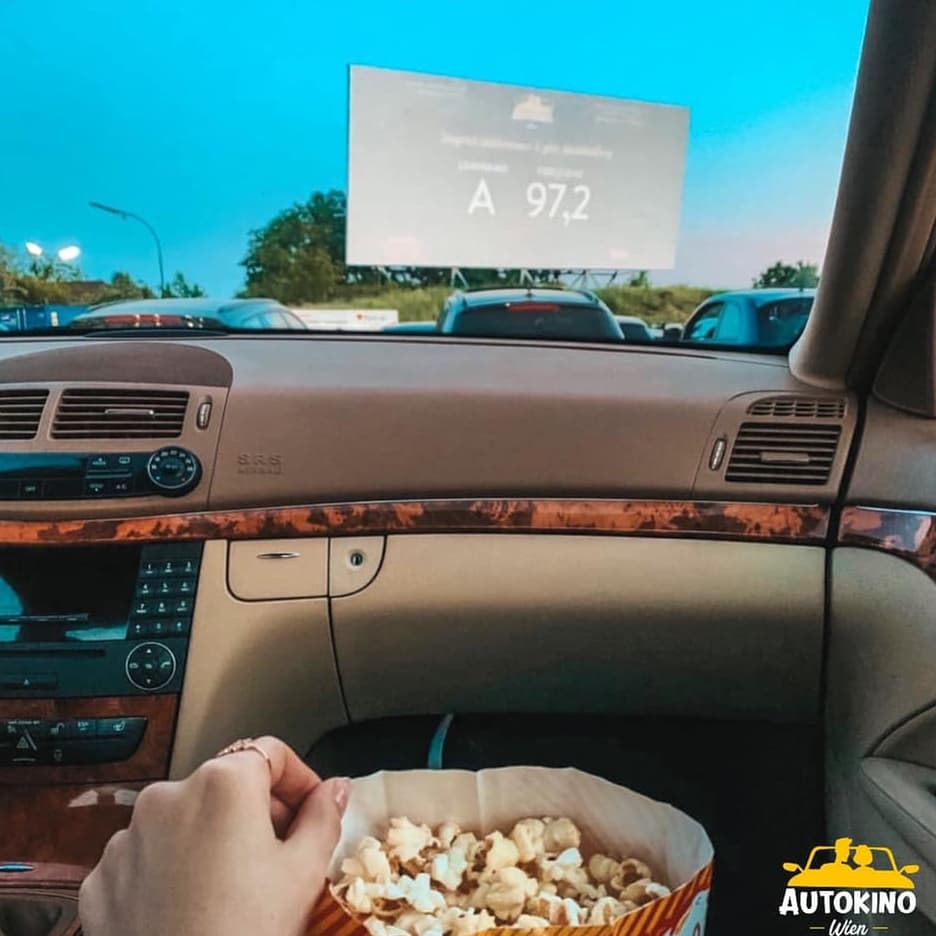 autokino besucher kinobesucher popcorn warten kinoprogramm