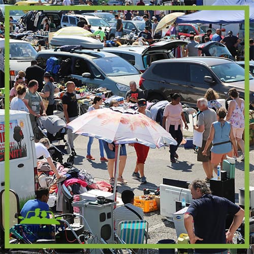 Beste Flohmarkt Besucher Frequenz beim Flohmarkt im Autokino Wien Foto mit vielen Flohmarkt Besuchern im Autokino. Bestes Flohmarkterlebnis